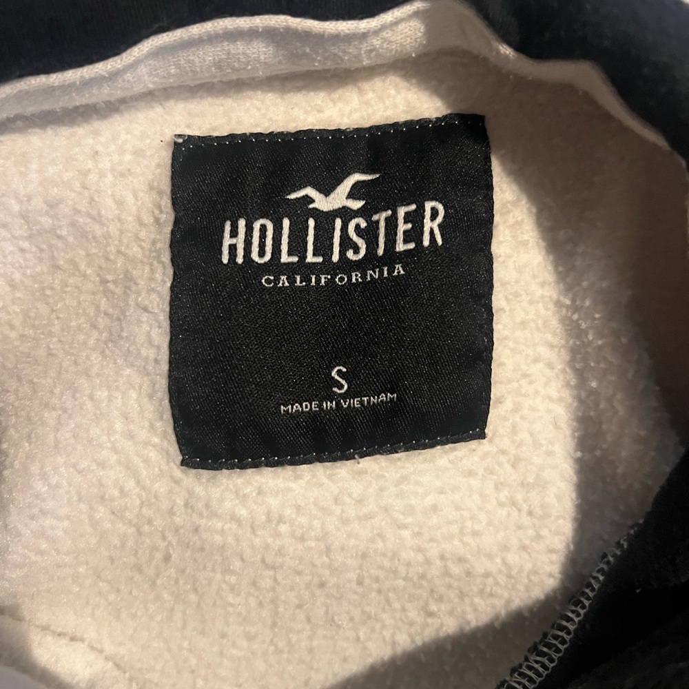 Hollister Black and Cream Fleece Pullover